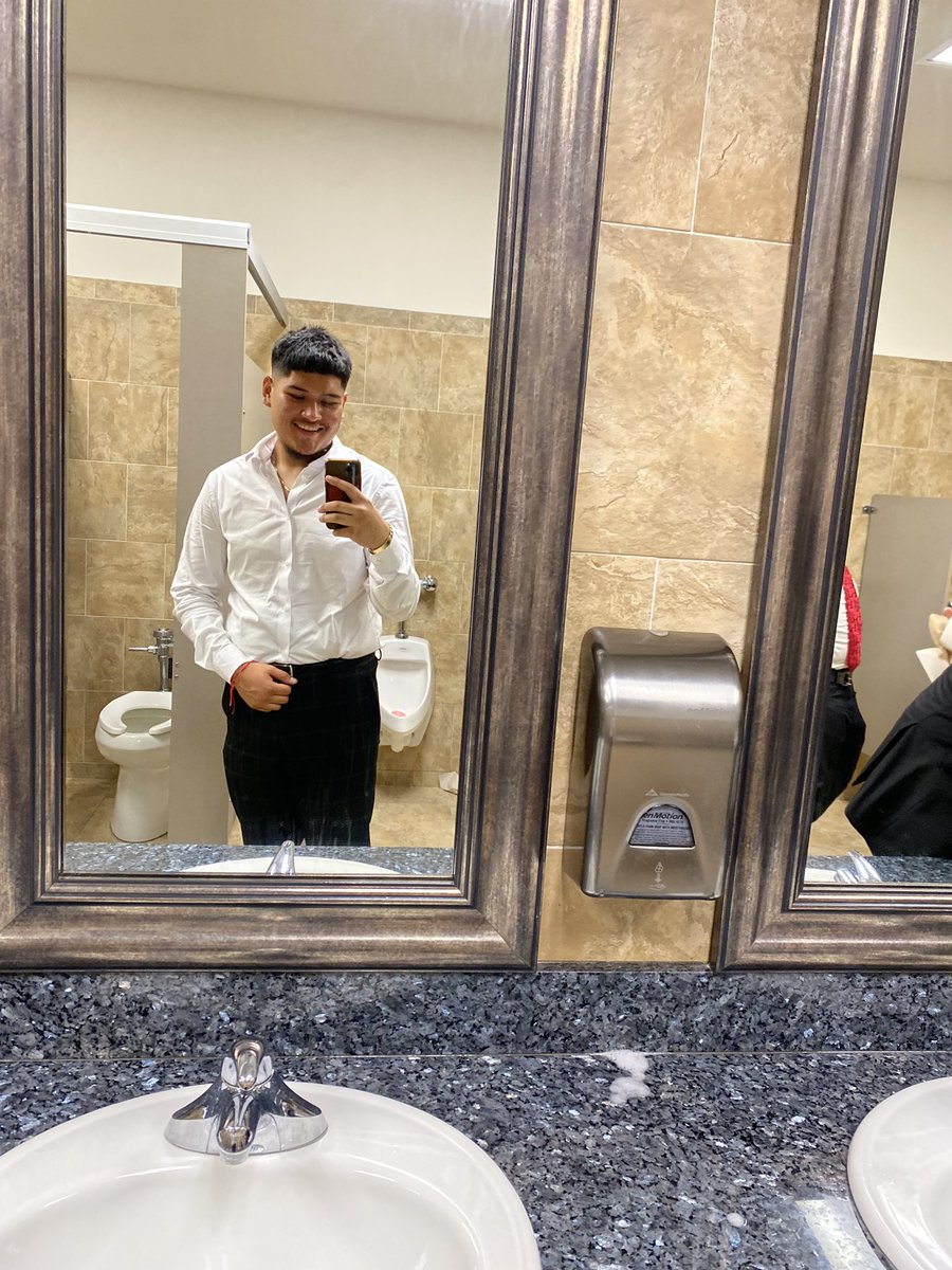 alan_sanchez77's tweet photo. Prom🥂 https://t.co/RGUuDr1Ov3
