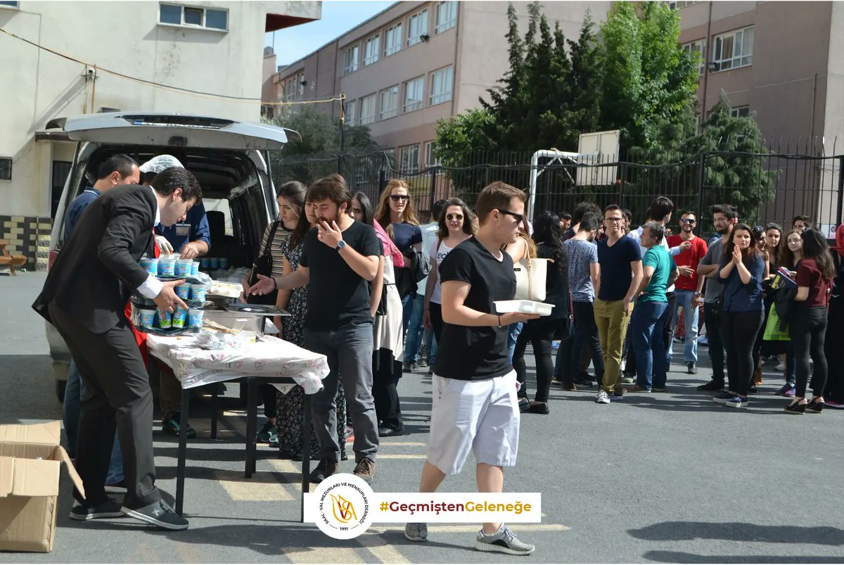saalvalder's tweet photo. Pilav Günü’22'ye son bir hafta kalmışken 2016 yılında gerçekleştirdiğimiz Pilav günümüzü hatırlamaya ne dersiniz? 
Kavuşmak için sabırsızlanıyoruz! https://t.co/fEAnV63VLC