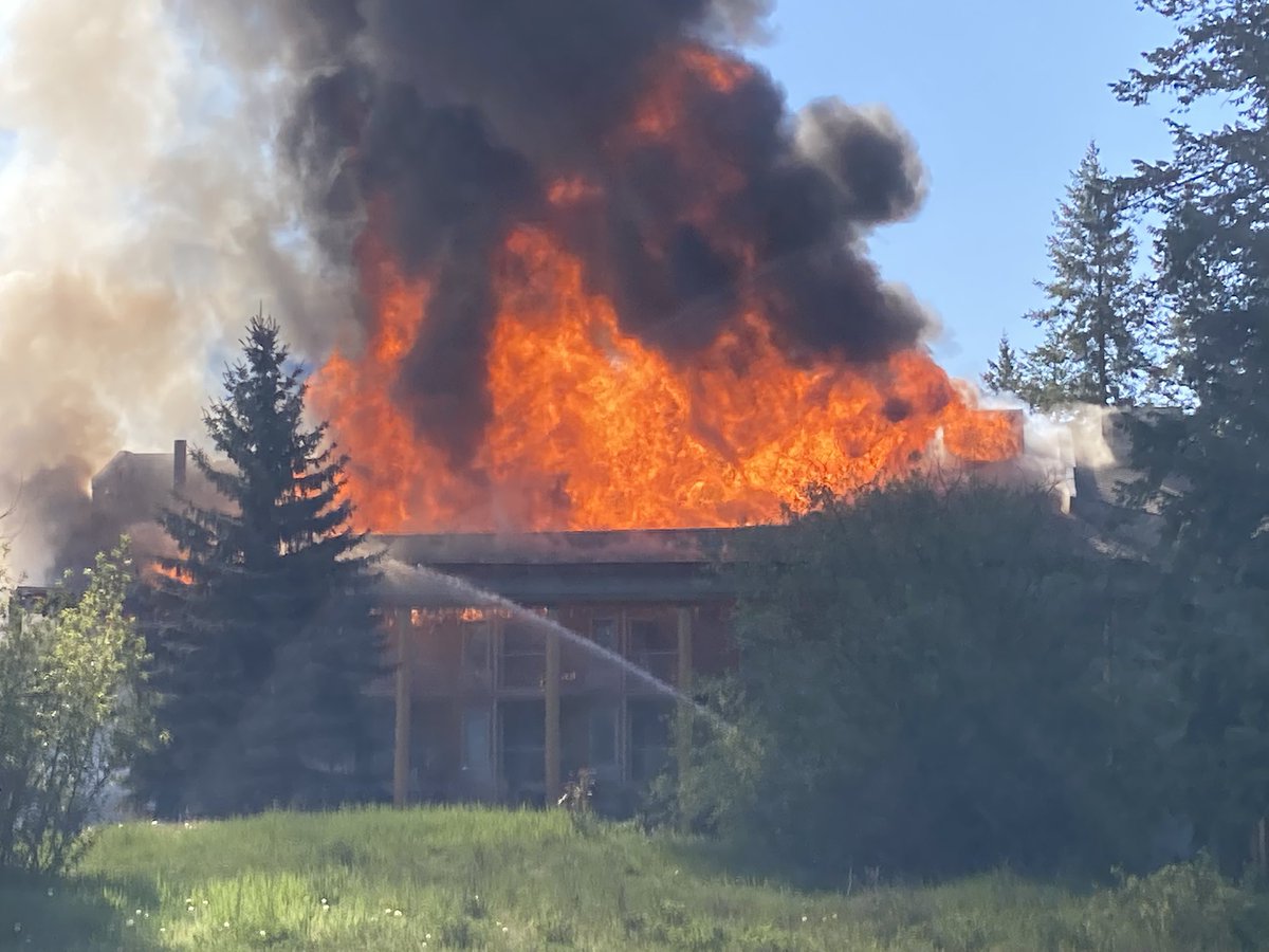 StedyPhoto's tweet photo. Rushed out of our rooms and hotel at Quaaout Lodge this morning near Chase, BC. Fire has taken control of main hotel room section. RCMP still looking for 4 people who they think left in their cars. https://t.co/RSEJjKDTV3