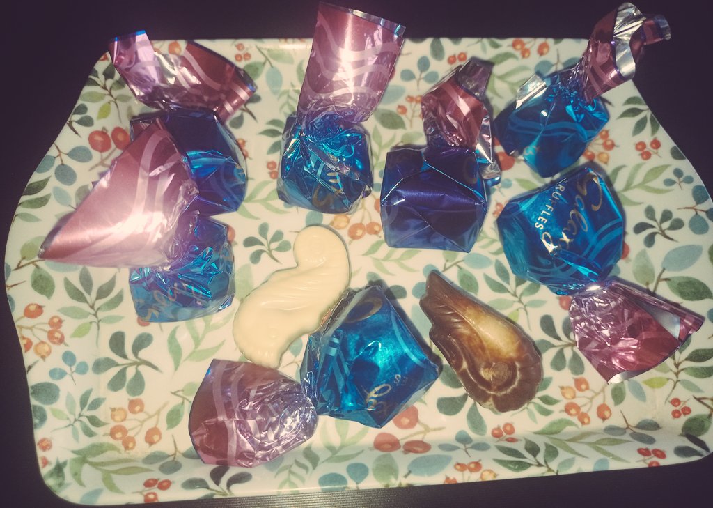 Gary__Bingham's tweet photo. Was too nervous to tuck into this selection watching Leeds! @eljonesuk would be pleased with the addition of Guylian Seashells. Now anticipating the #lufcpod this week🎧hoping @Patrick_Bamford all the best &amp; a speedy recovery. Have missed you in both playing &amp; guesting💛🤍💙#lufc https://t.co/AtW9EE3ff3