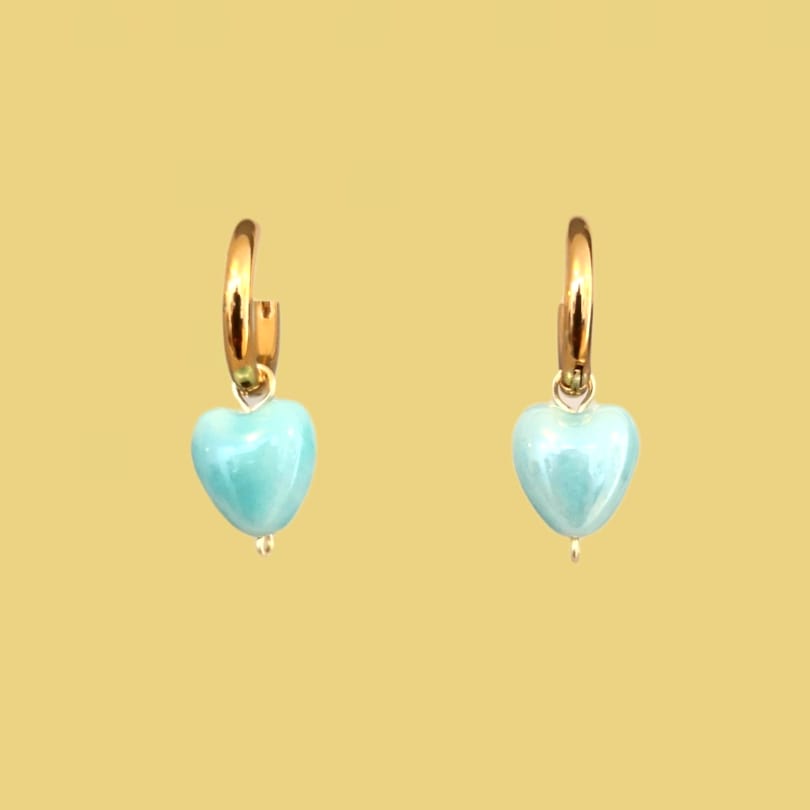 Olga_Rdz_Studio's tweet photo. Mint Heart Huggies 🤍

#Aretes #Earrings #Huggies #ChapaDeOro #Ceramica #Corazón #HechoAMano #Handmade #HechoEnMexico #Mexico #MadeInMexico #MexicanFashion #TradicionYVanguardia #JoyeriaArtesanal #JoyeríaDeAutor 
#OlgaRodriguezStudio 
#MexicanFashionDesign https://t.co/EsTNqNjBfO