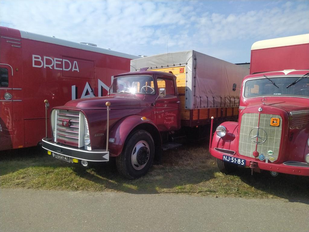 dzjr74's tweet photo. Trucks met neus bij #dis22 @Dordtinstoom https://t.co/7OwC76GOIJ
