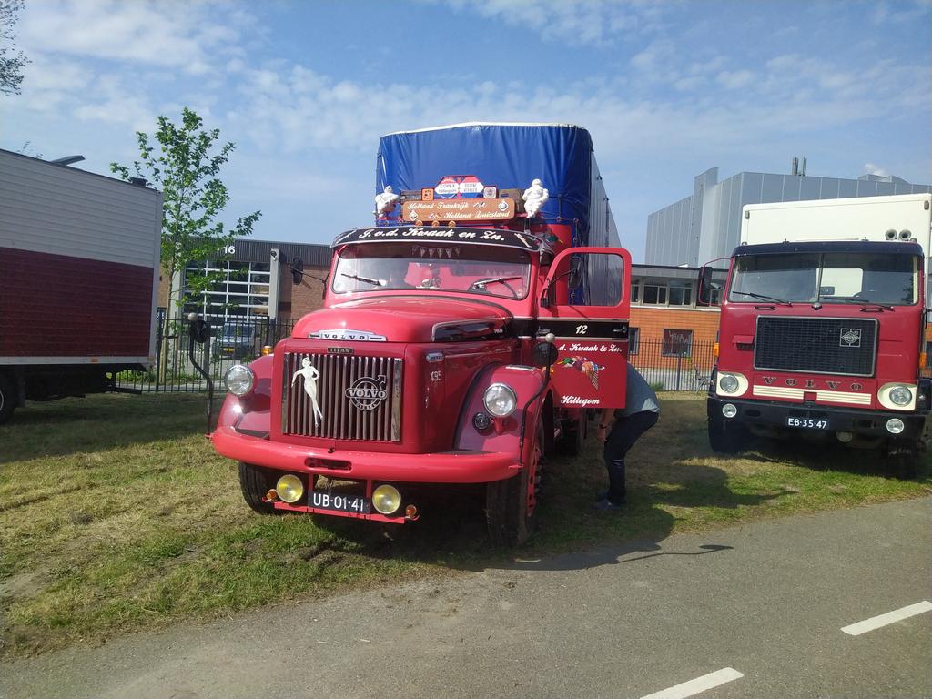 dzjr74's tweet photo. Trucks met neus bij #dis22 @Dordtinstoom https://t.co/7OwC76GOIJ