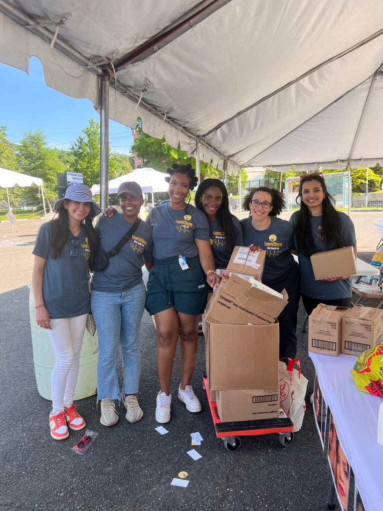 SanjanaKurup_'s tweet photo. Yesterday at the #Learn2Derm skin health fair w/ @HUCM2023 @GWSMHS β¨ Had an amazing time offering resources and information to the community in Southeast D.C. about the UV index and sun protection! https://t.co/pyc5u2rysr