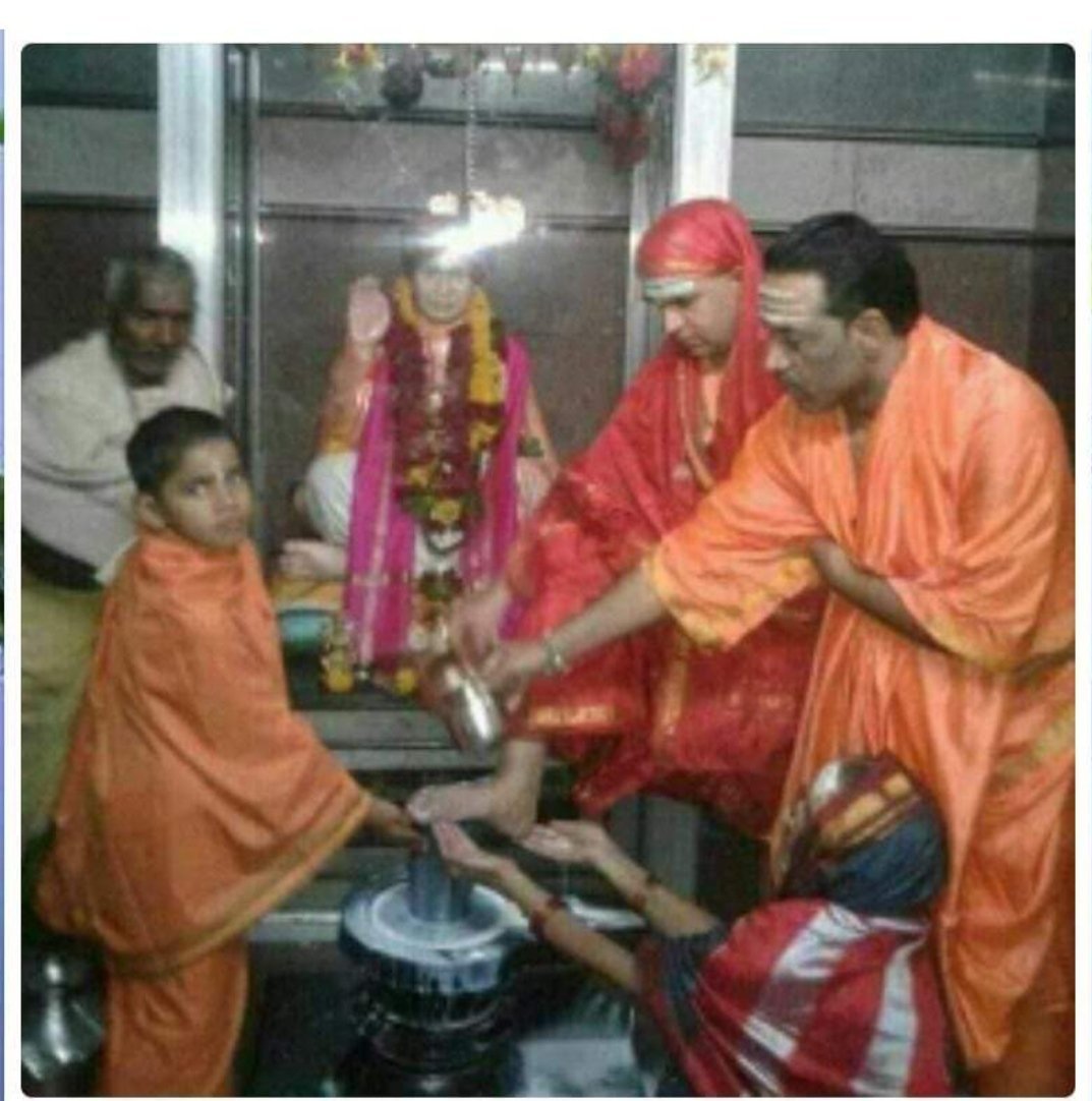 यह शिवलिंग का अपमान कर रहा है इसे सजा होनी चाहिए
धर्म के ठेकेदारों इसे कौन सजा दिलाएगा है किसी में हिम्मत