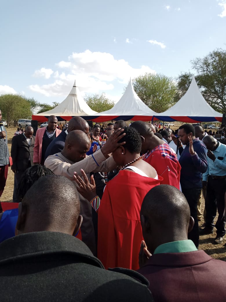 MarinaK33706751's tweet photo. Yesterday I got the blessings..today MAA community gave  Baba  the model of statehouse..community is azimionated and the song is "rero ni rero na asemae kesho ni muongo"..#inaweze #mamanakazi  @Azimo @WaremboRao @JubileePartyK https://t.co/HzGJEluQ4L
