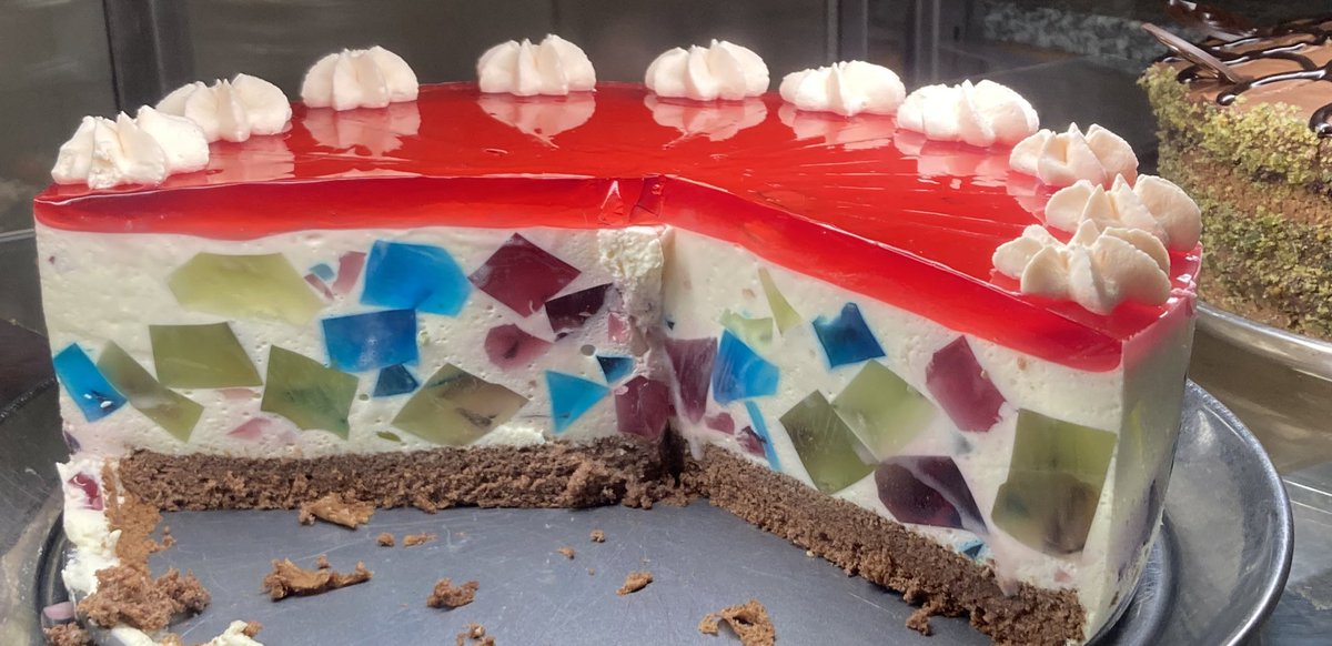 LondonSuika's tweet photo. ポーランドカフェのかわいいモザイクケーキとりんごケーキ🍰ゼリーが使ってあるケーキが多くて心おどる！そしておいしい。ロールキャベツとかピエロギもある。 https://t.co/RJ7VIXvICx