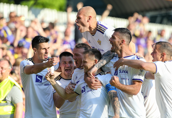 nkmaribor's tweet photo. Maribor, šampion!!!

Za 16* @nsmura_ms - @nkmaribor 1:3!

⚽️Kronaveter
⚽️ Milec
⚽️ Mudrinski

#GremoMaribor #MiSkupajEnoSmo https://t.co/pZfigD15U1
