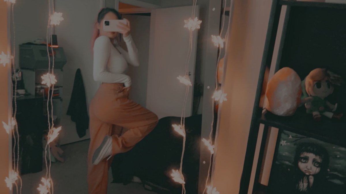 HungryNez_'s tweet photo. first time i’ve gone in public not wearing black 🥹 https://t.co/GqXiJBqKW9