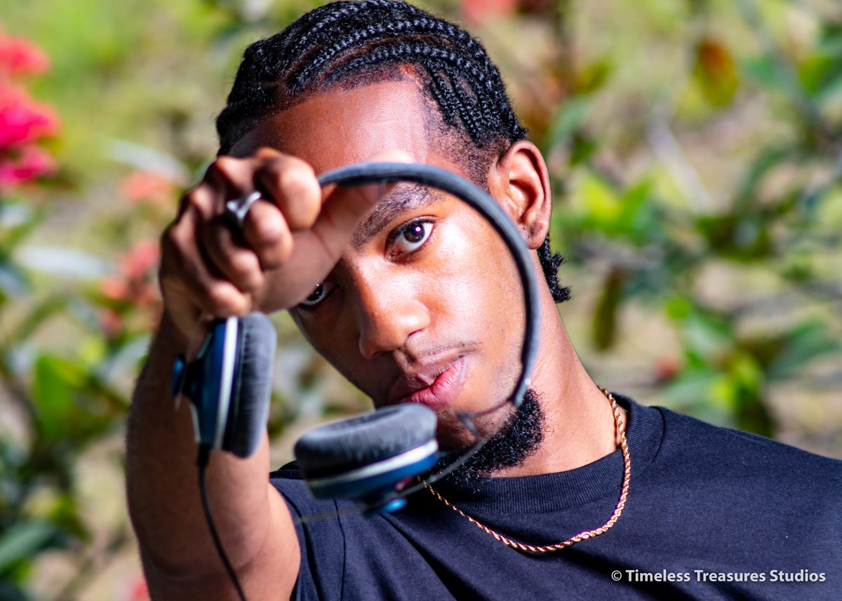 DJKGINT's tweet photo. Hold up wait a minute 
Tobago's sweetest DJ passing thru https://t.co/tQH1jcqces