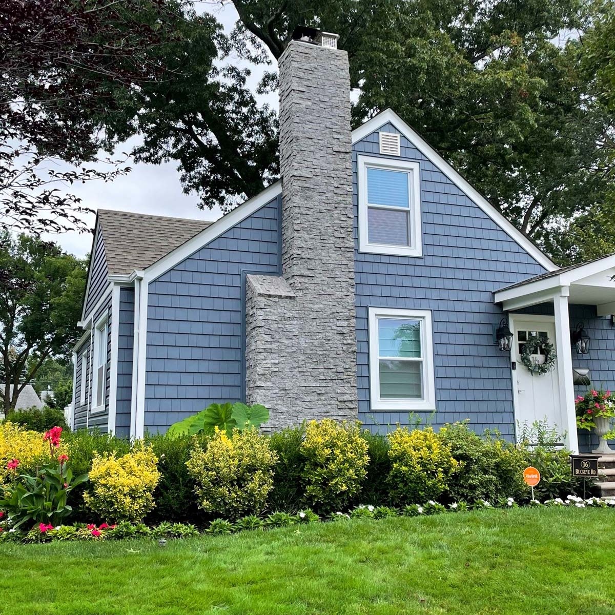 Need inspiration for your next project? Check out our photo gallery to see how others have used Evolve Stone to elevate their projects: bit.ly/3LKG6o9 #StoneWall #EvolveStone #Inspiration

Style: District View
Color: Phantom Shadow