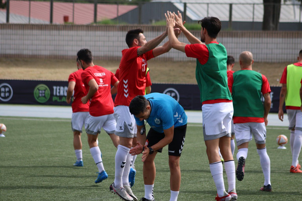 🏟⏰ 𝐏𝐫𝐞𝐜𝐚𝐥𝐞𝐧𝐭𝐚𝐦𝐢𝐞𝐧𝐭𝐨

Las gradas se iban llenando y, mientras <a href="/FRF1981/">F. Rosado</a> buscaba alguna de abrir la botella 😂, <a href="/trabazo98/">Adrian Trabazo</a> meditaba, <a href="/marioespinar3/">Mario Espinar Lerida</a> sonreía y <a href="/FCorderoRubio/">Fco J.Cordero Rubio</a> buscaba tranquilidad, los titulares calentaban.

#75RazonesParaSoñar | #SeamosUno