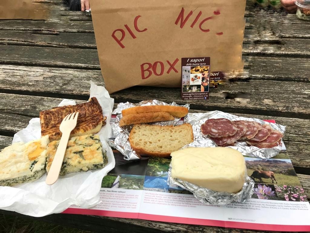 PARCO_AVETO's tweet photo. Grazie al progetto #liguriasostenibile di @RegLiguria che promuove stili di vita consapevoli e sostenibili, abbiamo sensibilizzato ai temi ambientali i partecipanti anche nella pausa pranzo! #PicnicBox a base di piatti tipici proposto da Agritur. I Pinin per @ValliParcoAveto 😋😋 https://t.co/HecmEwsijO