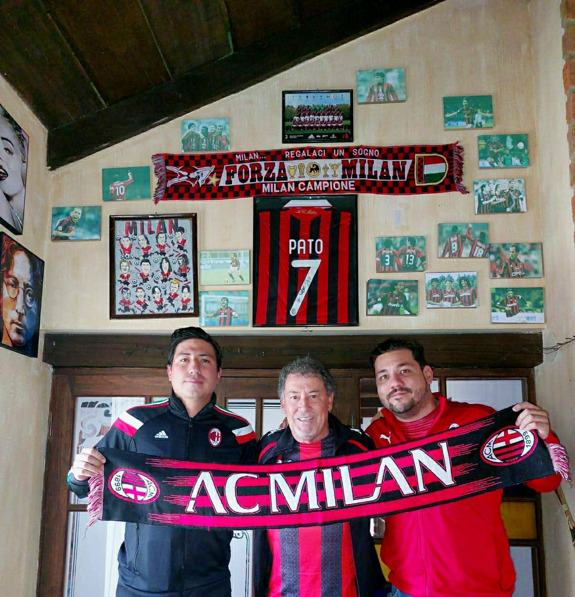 DehezaAdrian's tweet photo. @CalcioDePalma @vitodepalma vito comparte mi alegría, que lindo es ser del Milan y más lindo es compartir esta felicidad en familia.
Familia Terceros, Bolivia https://t.co/4kApxA47Ly https://t.co/GIDjxv52Gh