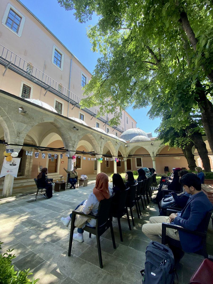 SseKulubu's tweet photo. Öykü Festivalimizin son günü Kadir Daniş (@kadirsinasdanis) ile düzenlediğimiz programımızdan bazı kareler. 🌿 https://t.co/ccOPfWdtqM