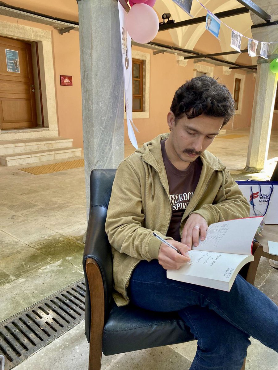 SseKulubu's tweet photo. Öykü Festivalimizin son günü Kadir Daniş (@kadirsinasdanis) ile düzenlediğimiz programımızdan bazı kareler. 🌿 https://t.co/ccOPfWdtqM