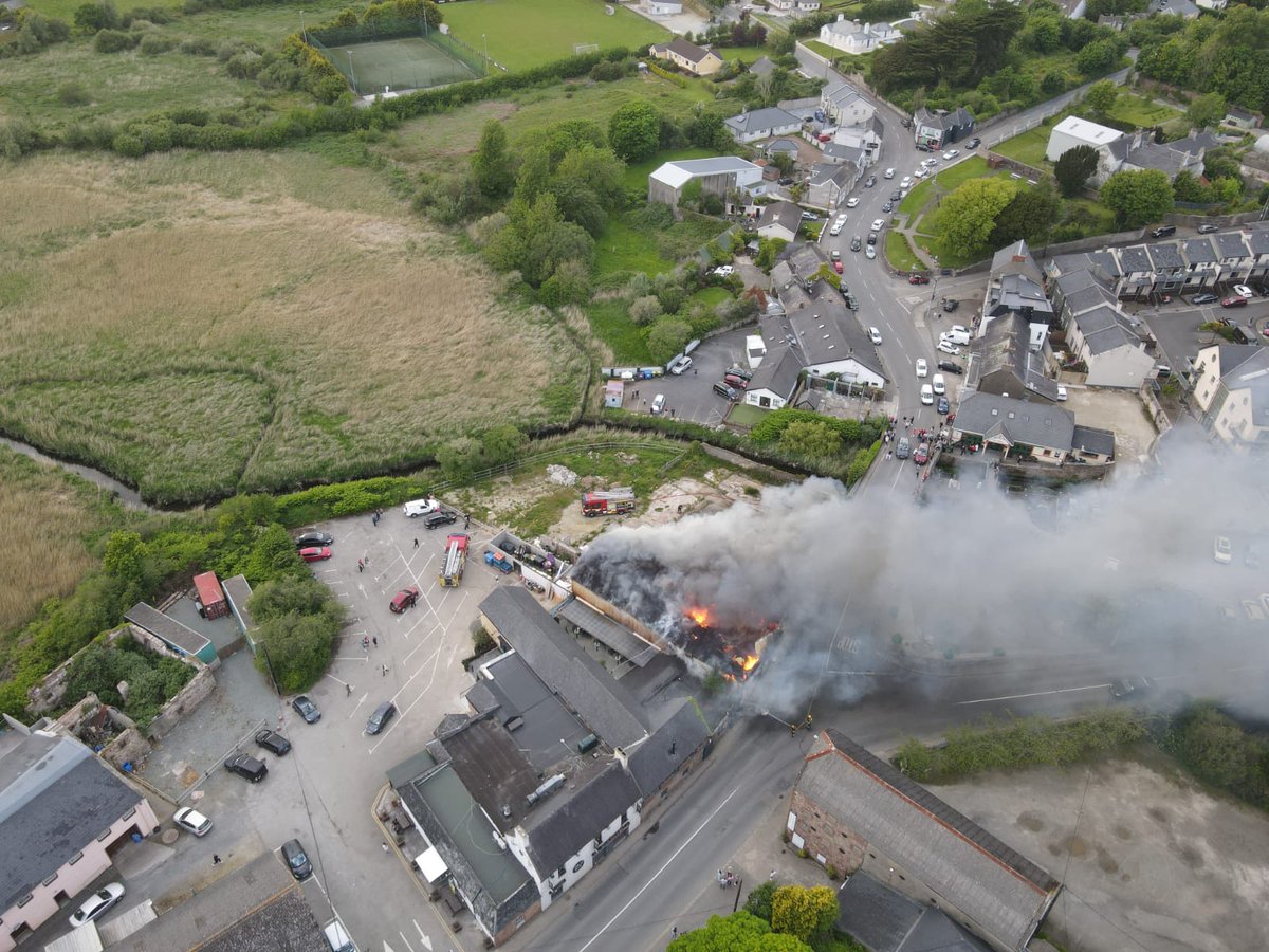wexfordrone's tweet photo. Fire in central Castlebridge right now, please stay safe and clear of emergency services. #wexfordrone #wexford #castlebridge https://t.co/Kh6YUqGTdY