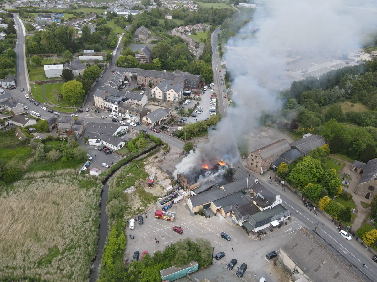 wexfordrone's tweet photo. Fire in central Castlebridge right now, please stay safe and clear of emergency services. #wexfordrone #wexford #castlebridge https://t.co/Kh6YUqGTdY