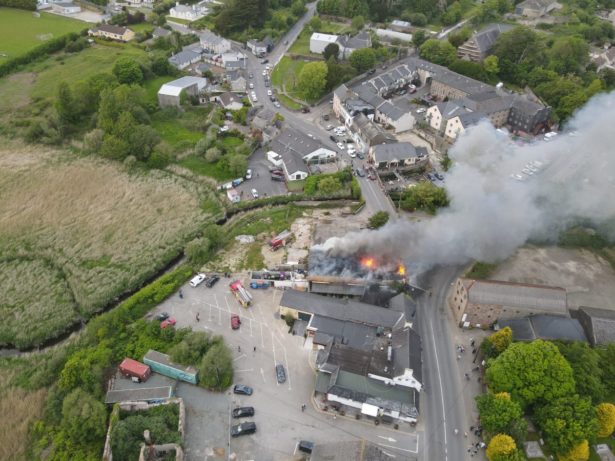 wexfordrone's tweet photo. Fire in central Castlebridge right now, please stay safe and clear of emergency services. #wexfordrone #wexford #castlebridge https://t.co/Kh6YUqGTdY