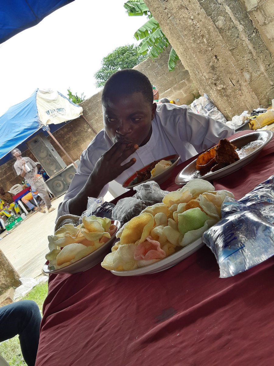 dboytheclown's tweet photo. Nobody:

Me to sportybet today😂😂💔
#OAUTwitter 
#GoldenBoot https://t.co/t08HPABJZ4
