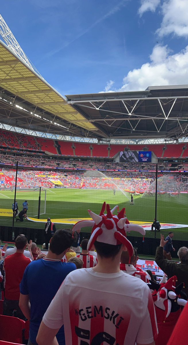 AshleighBell92's tweet photo. Back home after what can only be described as one of the best weekends I’ve ever witnessed &amp; lived ! Still feel like I’m dreaming ! 🔴⚪️🔴⚪️🔴 YOU BROUGHT IT HOME LADS 🏆 #SAFC #JUSTTHESTART @SunderlandAFC @RokerReport @sunechosafc https://t.co/DScY2PLbaP