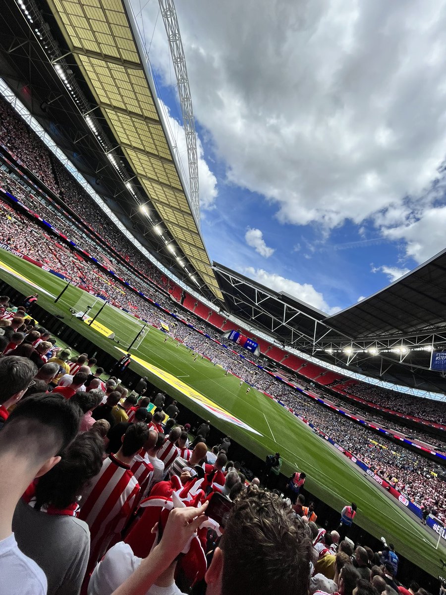 AshleighBell92's tweet photo. Back home after what can only be described as one of the best weekends I’ve ever witnessed &amp; lived ! Still feel like I’m dreaming ! 🔴⚪️🔴⚪️🔴 YOU BROUGHT IT HOME LADS 🏆 #SAFC #JUSTTHESTART @SunderlandAFC @RokerReport @sunechosafc https://t.co/DScY2PLbaP