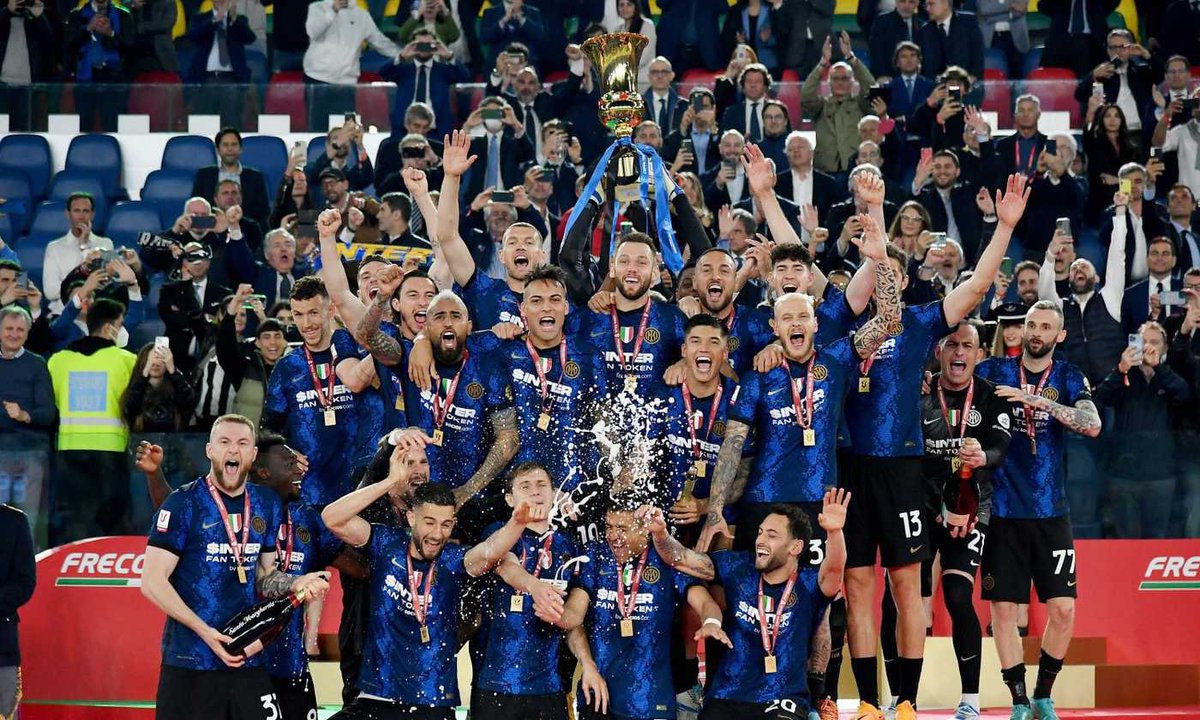 Non si può vincere sempre,
ma è stata una stagione esaltante,
dopo quattro addii che avrebbero
steso chiunque.
Onore a chi è rimasto, 
a chi ha lottato per questa 
gloriosa maglia..
io per questi ragazzi posso solo 
alzarmi in piedi e 👏👏👏

#Amala sempre! 🖤💙