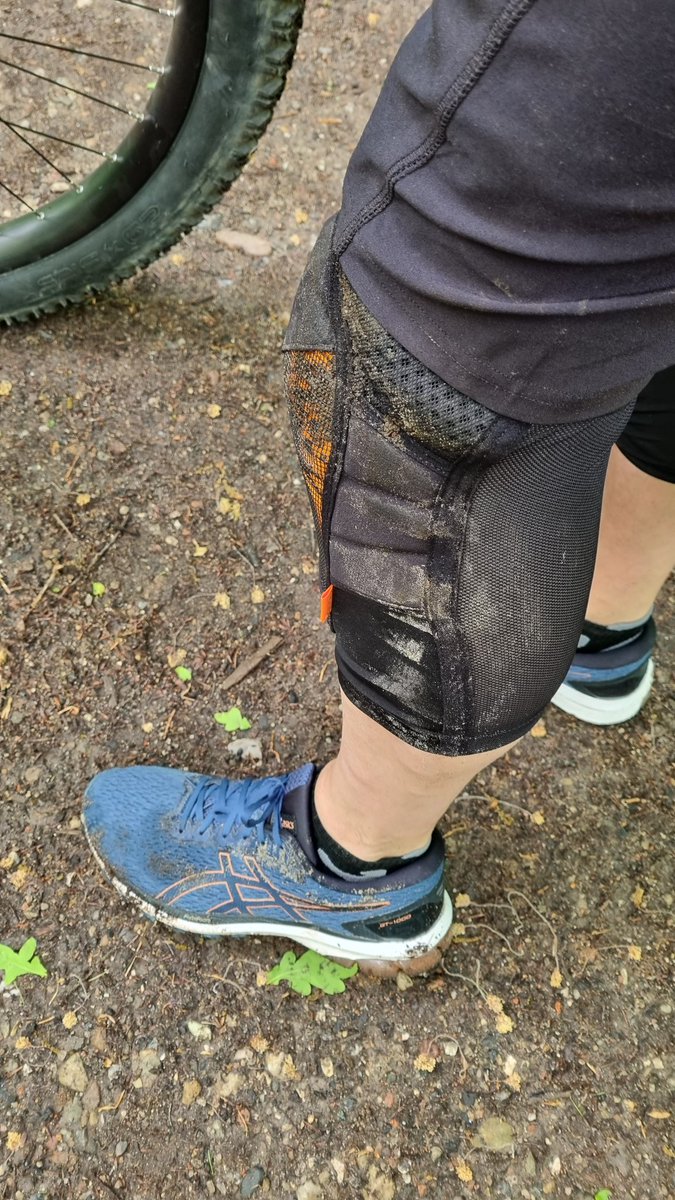 LeikKiel's tweet photo. Heute hat es mich aus dem Sattel geschmissen. 🤦
Zu viel Luftdruck, für das Gelände, im Reifen, Bodenwelle und abgelenkt durch frei laufenden Hund. Den Kontakt zum Einrad verloren.
Leichter Kratzer am Knie, zum Glück wie immer mit Protektoren. #einrad #unicyle #unicycling #muni https://t.co/qZ9j85vVbL