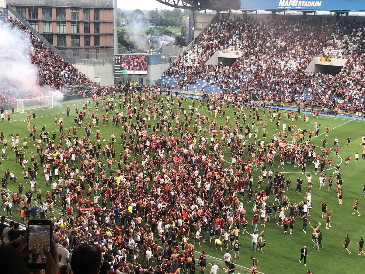 Milan win their 19th scudetto after 11 years, interrupting their joint second longest draught (from 1968 to 1979), second only to the 44 years draught from 1907 to 1951
