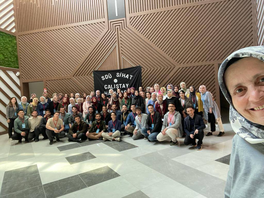 SduSihat's tweet photo. 13.05.2022 
Sözün Özü: İyilik Çalıştayı "Her şeyi aramadıkça bulamazsın; fakat bu dost başka; bunu bulmadan arayamazsın." @__sihat @rteusihat @ulusihat @sakaryasihat @Deusihat @KafkasSihat @ksbusihat @baibusihat @eru_sihat @inonusihat @havvasula @sevdenintvitiri https://t.co/ZSbTzqvqkZ