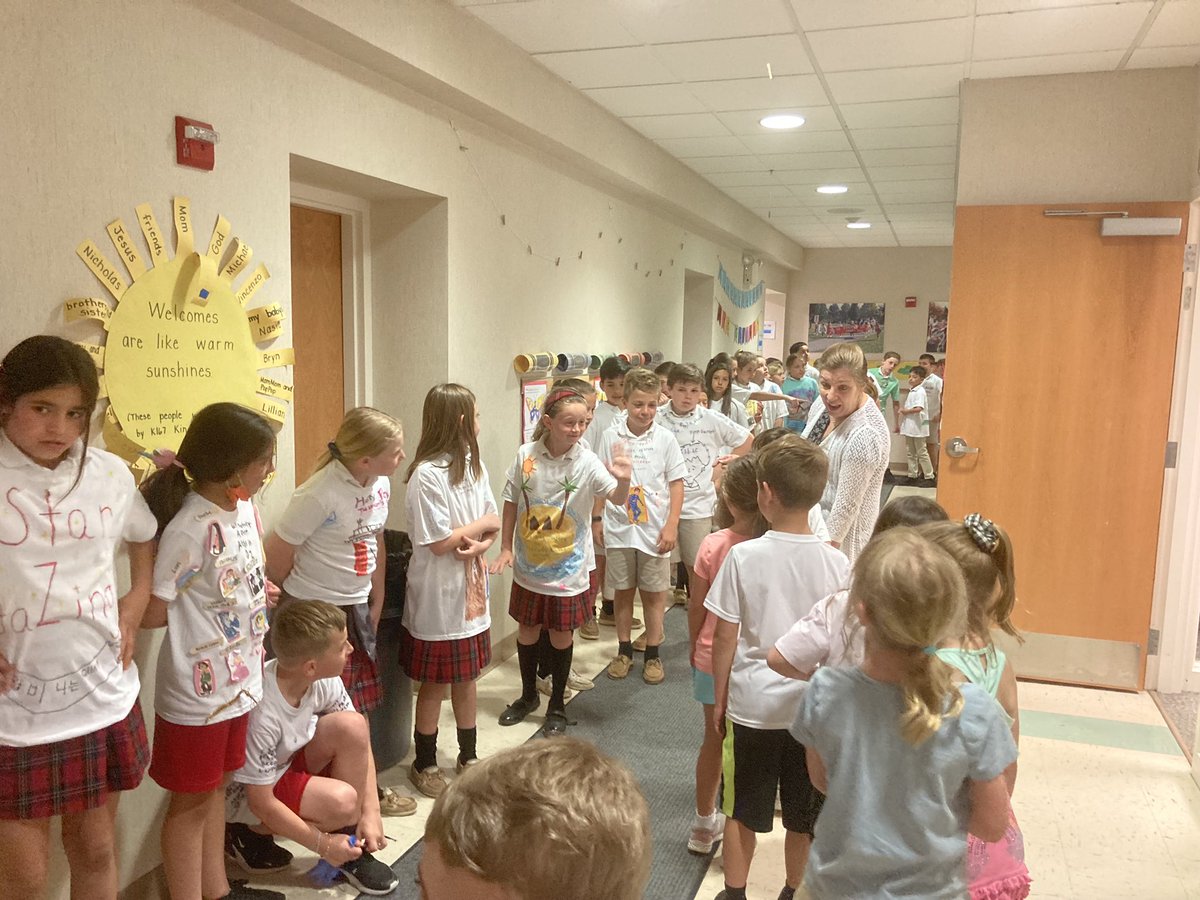 stmschoolatown's tweet image. #STMscholars Our 4th Graders designed their own t-shirts to represent the fictional novels they read for Library class! They visited with the younger grades to show off their creative work. Great job, 4th Grade! #STMfun #theSTMdifference ❤️🖤