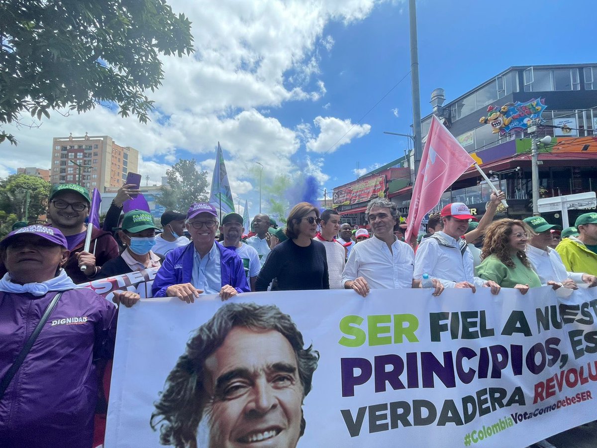 sergio_fajardo's tweet photo. ¡Nos tomamos las calles de Bogotá! Con alegría aquí estamos para derrotar a la corrupción con propuestas, con educación e innovación, con oportunidades en las regiones. Ser fiel a nuestros principios es la verdadera revolución. #FajardoPresidente https://t.co/AwJMVsbJYP