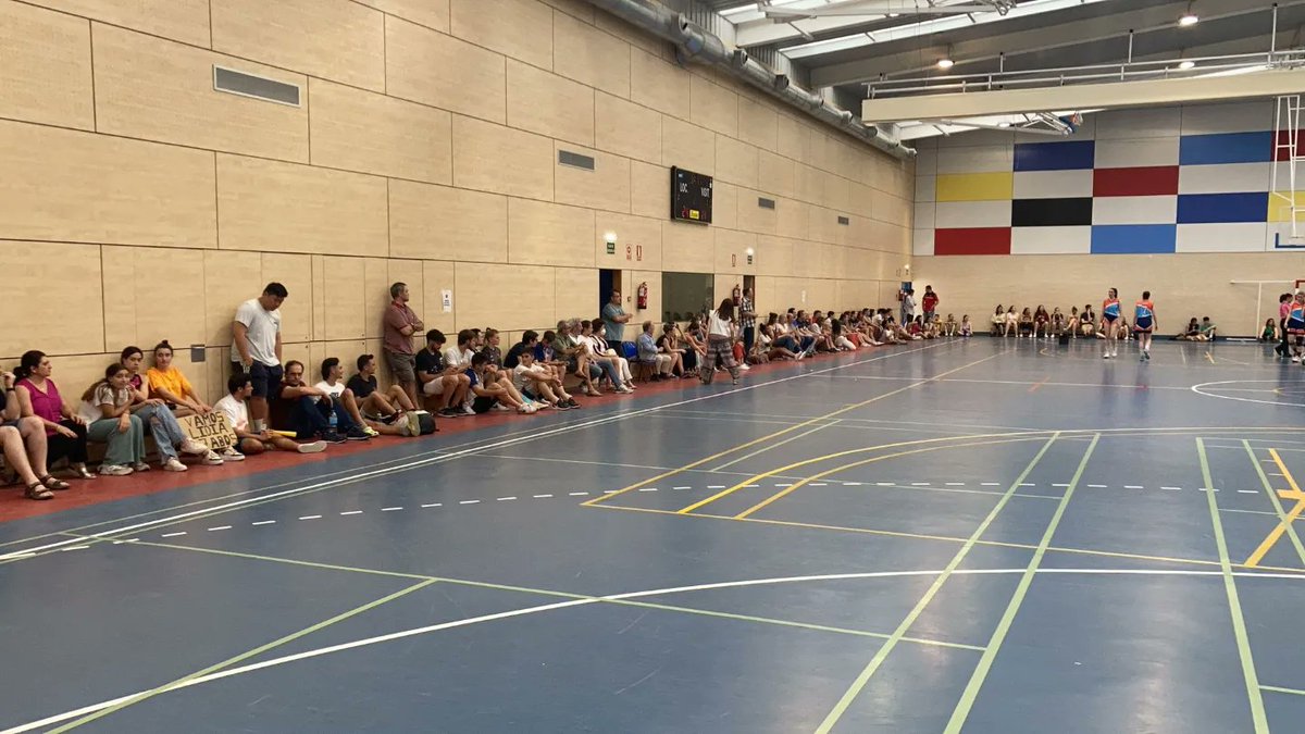 oldSchoolBasket's tweet photo. 🏆🥇CAMPEONAS DE LIGA🥇🏆
Nuestro 1ª NACIONAL FEMENINO A2: ORTOFARMA OSB se proclama campeón de liga tras ganar al JLA Basket es Vida por 64-35 en un vibrante partido con un pabellón lleno.
Enhorabuena chicas!!
#ortofarmaromareda #letsgoldschool #oldschoolfamily #oldschoolspirit https://t.co/2oGioeCAZd