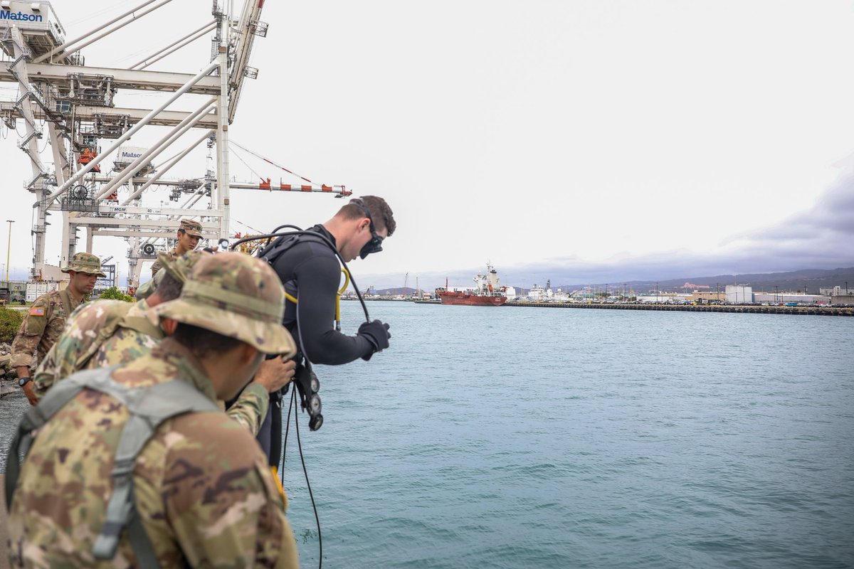 JointBasePHH's tweet photo. #armydivers 
Soldiers from the #7thEngineerDiveDetachment - @USArmy @130thEngBde conducted a pier survey to ensure its safety and stability during the culminating training event (CTE) on U.S. Coast Guard Base, Honolulu, 5.18.22.
 U.S. Indo-Pacific Command @Commander8TSC https://t.co/6iGabLOsNx