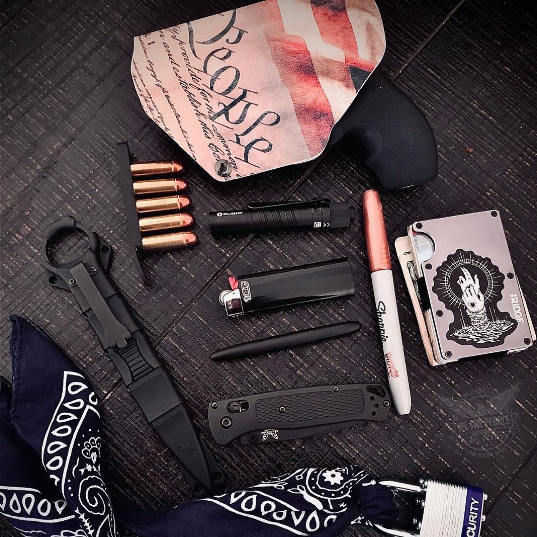 Wethepeoplehols's tweet photo. Sunday essentials, what's in your pockets? 🔫🔥🖊🔦🔪🔒💰

#wethepeopleholsters #edc #edclife #everydaycarry #pocketdump #bestdamnedc #edcgear #edccommunity #edcknife #benchmade #benchmadebugout #edcpen #edccarry #edcdump https://t.co/Gj7o5aRD2a