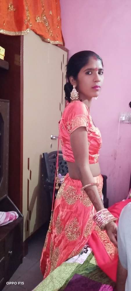 shila_18's tweet photo. @maleforfunchat1 @IPalakBhatia कुंवारी बहन जब दुल्हन के जैसे तैयार होती हैं.....
तो और मजे देती है..... https://t.co/OTYNRGFhnX