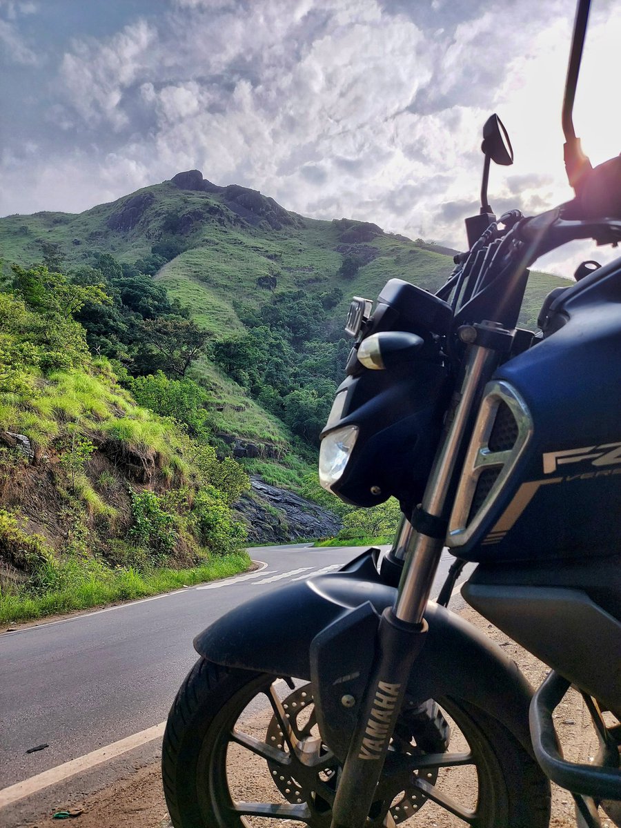 WanderManVlogs's tweet photo. 💙💚
#Travelling #nature   #Motorcycle   #karnatakatourism  #karnataka #travelphotography   #fzsv3 #fzs #yamahafzsv3  #yamahafzs  #yamahafzsfi #yamahafz  #yamahafzv3 #fzv3  #fzsfi #fzsfiv3 #yamahafzsfiv3 #fzv3india #fzsv3india #karnatakapictures  #Westernghats #charmadighat https://t.co/geleOXWhFG