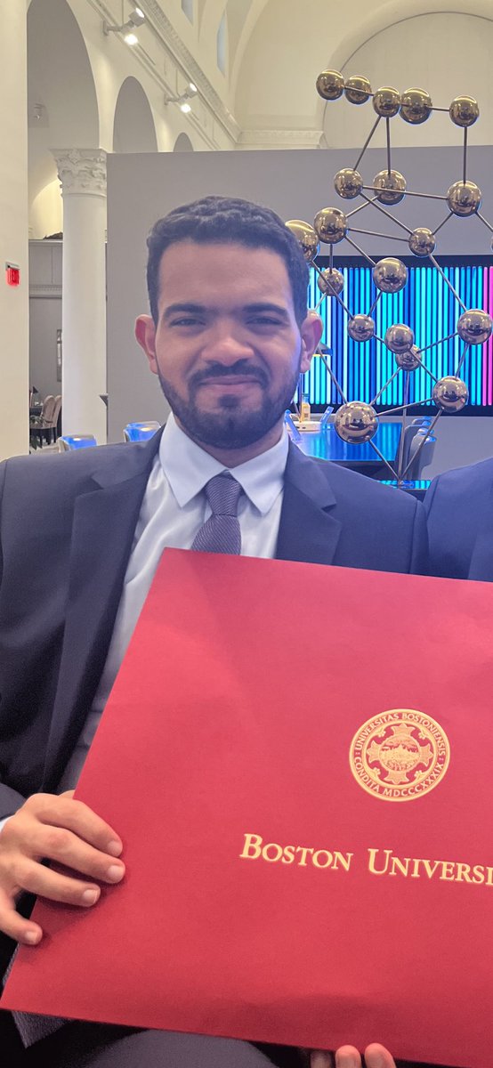 ابني الغالي .. ليس هناك فرحة تضاهي فرحتي كأب بمشاركتي لك يافلذة كبدي نجاحك المتميز وأنا أراك أمام عيني تحمل شهادتك خريجاً متفوقاً  من أرقى الجامعات إن هذه اللحظات لرزق من أجمل الأرزاق و نعمة من أكبر النعم التي تسعد الوالدين .. فالحمد الله أولاً وأخيراً على مامن علينا من نعم..