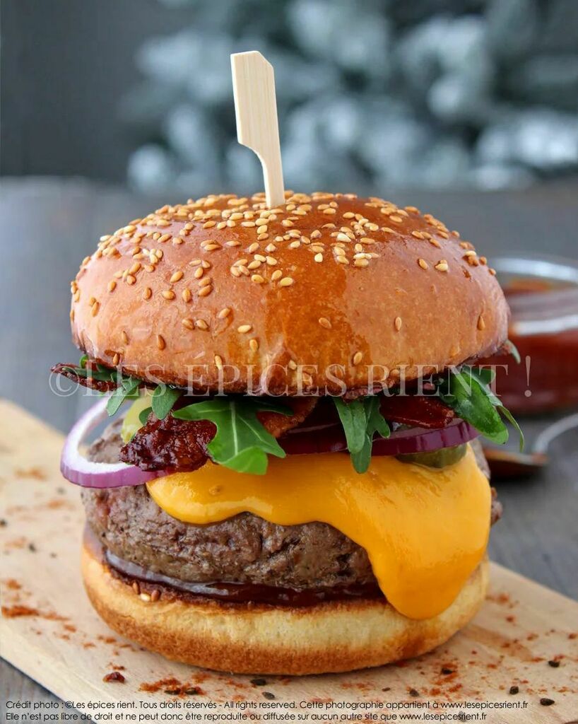 lesepicesrient's tweet photo. Préparer un burger maison, c'est l’occasion de vous faire plaisir en le composant d’une garniture généreuse, parfumée avec les ingrédients que vous aimez ❤️

J’ai souhaité vous proposer un grand classique des burgers américains 🍔 ! Un délicieux burge… https://t.co/Z2Xmk9D0ov https://t.co/YZdNYxx7jG