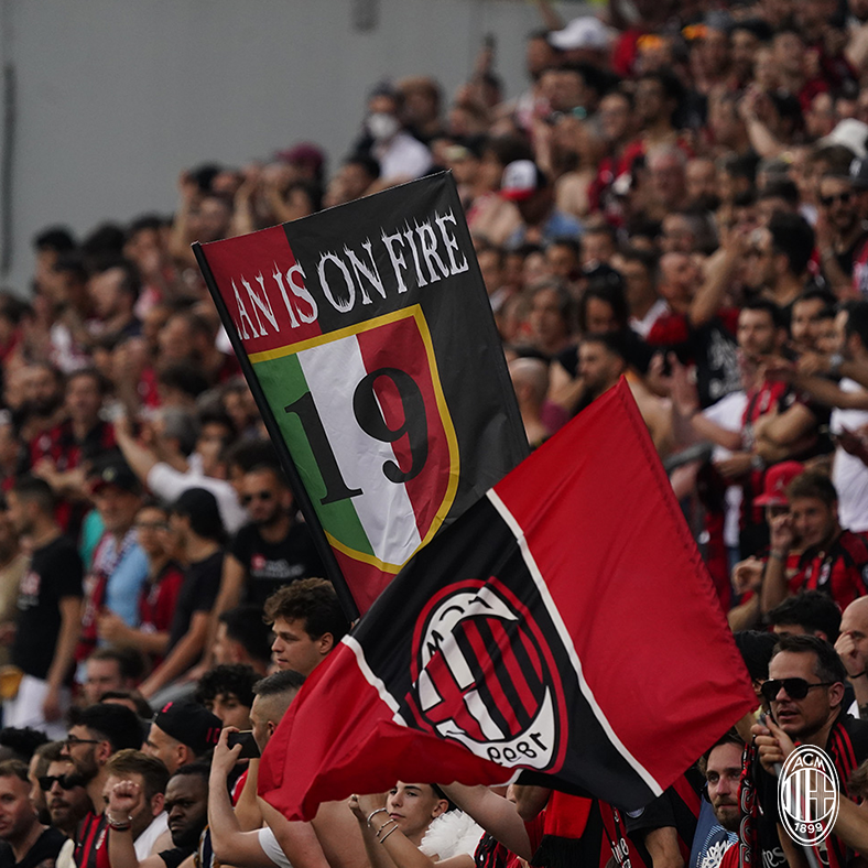 acmilanar's tweet photo. دع العلم يرفرف عاااااااليًا 🤩🤩🤩

#ميلان_دائمًا 🔴⚫️ https://t.co/99aBfP5x4E