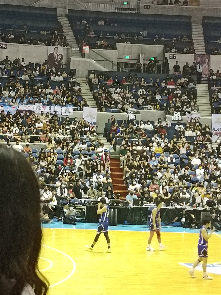 theplum02's tweet photo. donny habang inaabot yung ear piercing nya kay belle🥹

#DonBelle #StarMagic30thAllStarGames https://t.co/DwgN0ycyn5