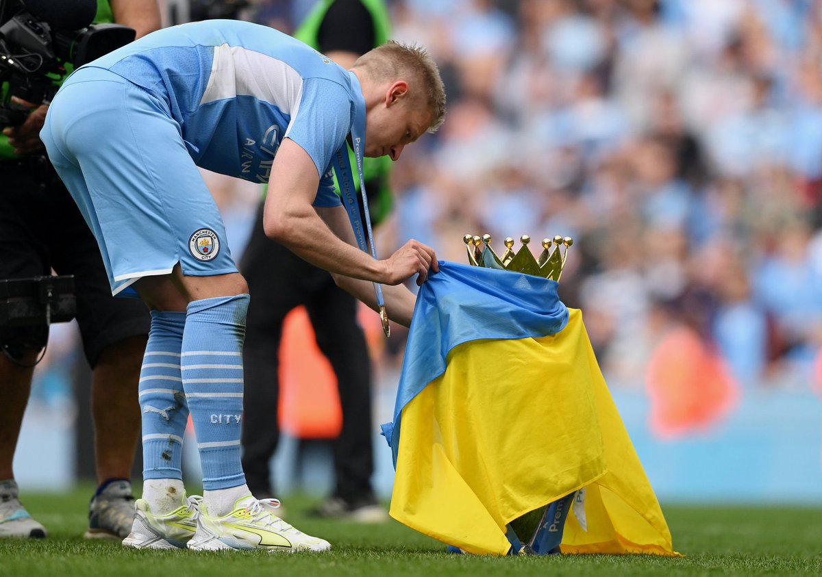 sportbible's tweet image. Oleksandr Zinchenko wraps the Ukrainian flag around the Premier League trophy 🇺🇦