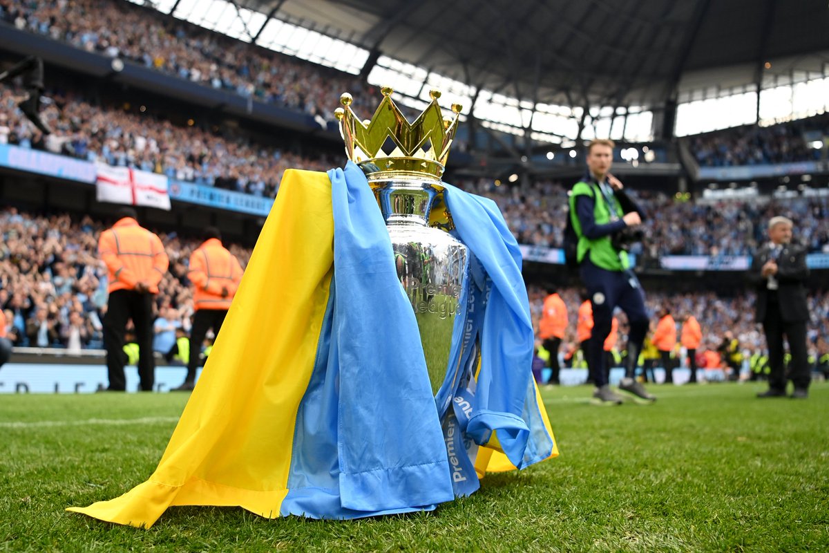sportbible's tweet image. Oleksandr Zinchenko wraps the Ukrainian flag around the Premier League trophy 🇺🇦