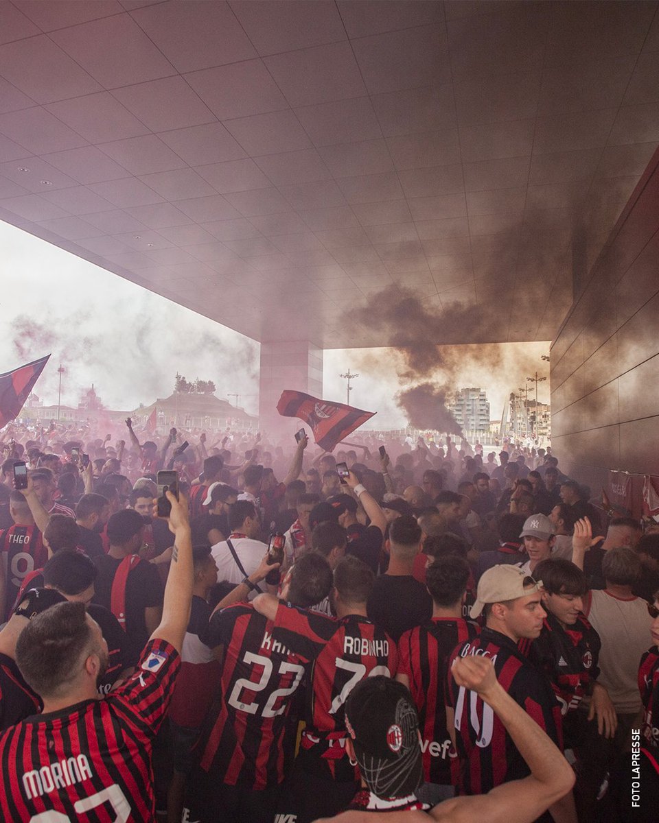 SerieA's tweet photo. I tifosi 🔴⚫ a Milano 🔥

@acmilan #SerieATIM💎 #WeAreCalcio #MilanScudetto https://t.co/thuoeQ2dre