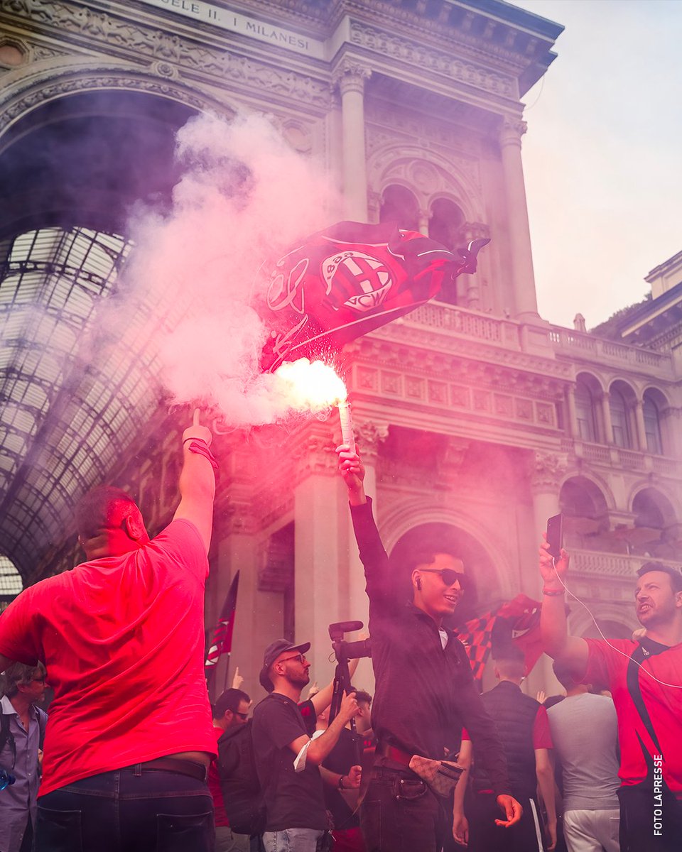 SerieA's tweet photo. I tifosi 🔴⚫ a Milano 🔥

@acmilan #SerieATIM💎 #WeAreCalcio #MilanScudetto https://t.co/thuoeQ2dre