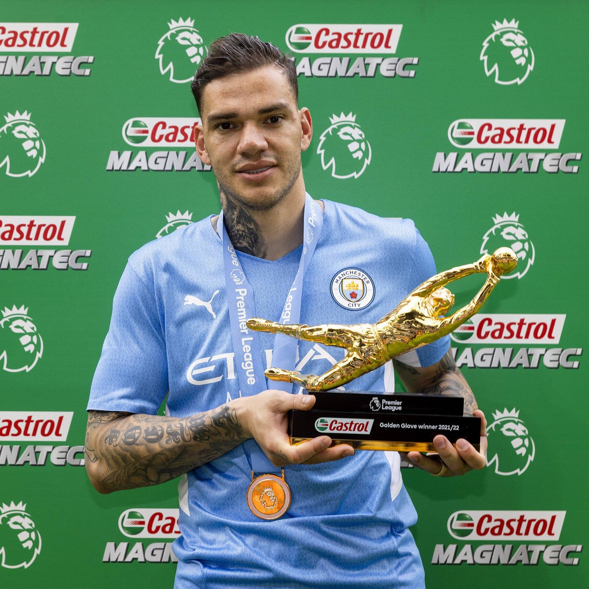 ✅ 2019/2020
✅ 2020/2021
✅ 2021/2022

3 sene art arda, “Altın Eldiven” ödülünün sahibi. Bizim kalecimiz. Ederson Moraes! 

👏🥇