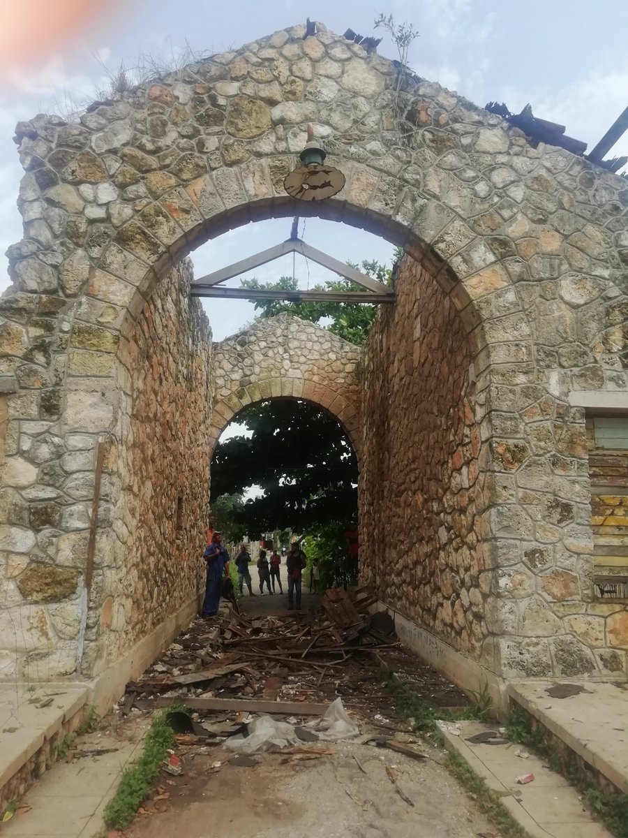NileyanR2's tweet photo. Como parte del Ejercicio Popular Meteoro 2022, el grupo de trabajo de la Zona de Defensa del Batey Camilo Cienfuegos y pobladores de los Barracones, retiraron el techo de la entrada del área cuyo estado de deterioro representaba un peligro para la vida de 67 familias. https://t.co/W1CyaYpsJc