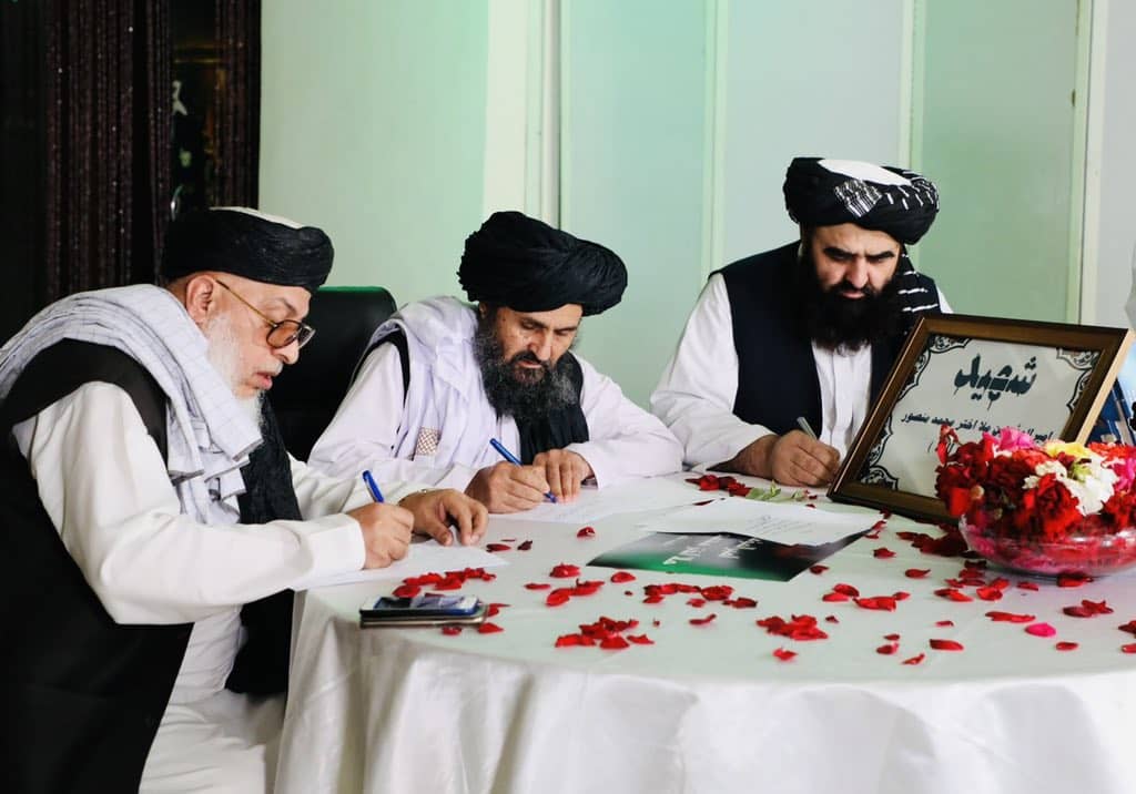 Kalimnisar1's tweet photo. متقی صاحب وس خو یې په څنګ کې ناست یی خو والله چې په غیږ کی یي هم ورکشینې که به دې ومنی
او تاسو دې تصویر ته شه سم متوجه شی ملا برادر او ستانکزی خپل لیکل کوی بیخی متقی صاحب ته متوجه نه دی او د متقی انداز ته تاسو وګوری داسی شکاره کیژی لکه د دوی لپاره چی ناست وی لیکل هم نه کوی https://t.co/FgmQ3cJIyw