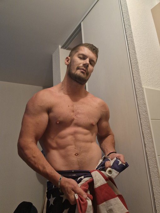 A une &eacute;poque j &eacute;tais dans une troupe de spectacle  Des fois j aimerais m y remettre  #striptease_dance_show<a href="/tag/striptease_dance_show"class="tags"><span>#striptease_dance_show</span></a>