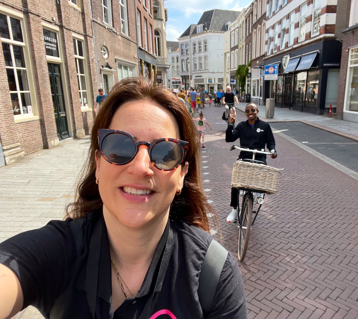 SuuzBoven's tweet photo. De hele dag op pad met Olympische held @ANageeye bij de @VestingloopDB! Wat is @shertogenbosch toch fijn #Vestingloop https://t.co/8Msip4adId